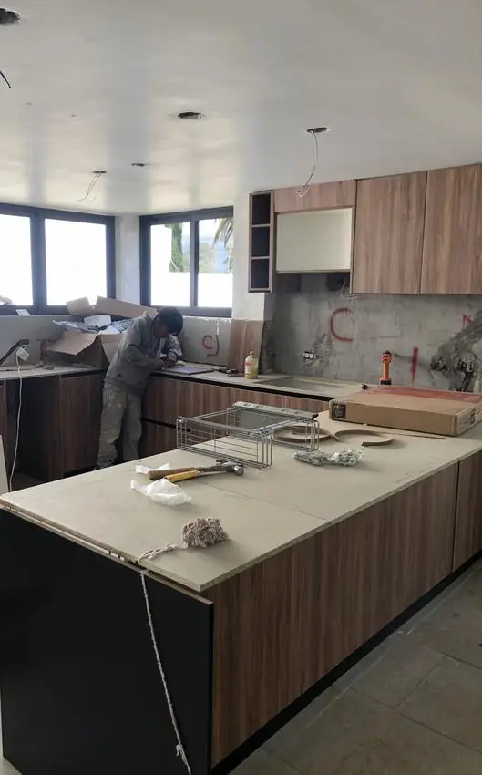 Casa Cumbayá, instalación de muebles de cocina