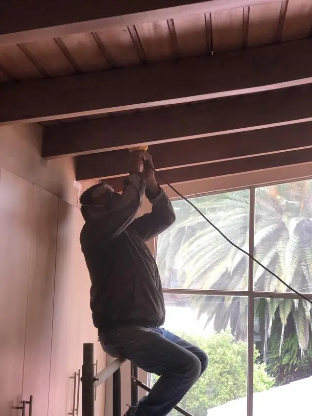 Casa Cumbayá, lacado de las vigas de madera del techo