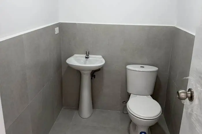 San Carlos locales comerciales, baño terminado