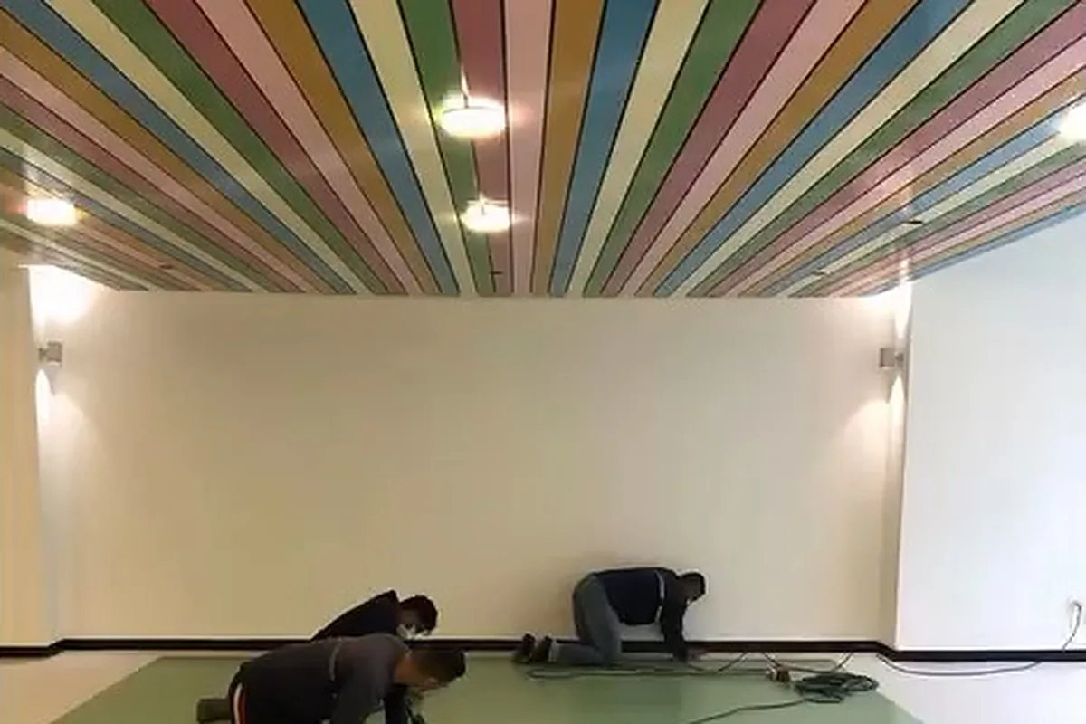 Club de Tenis Buena Vista, área social con tumbado lacado e instalación del piso vinílico