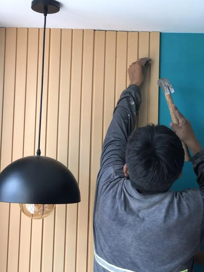 Monteserrín, instalación de paneles de listones en el dormitorio
