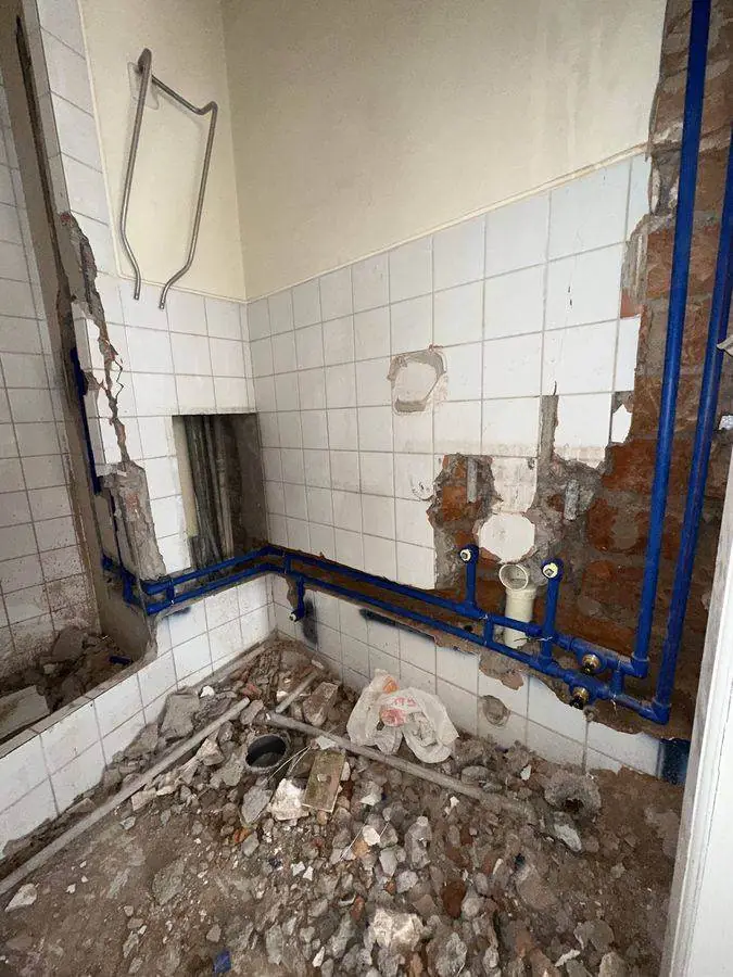 Quito Tennis, demolición del baño y tubería nueva de agua