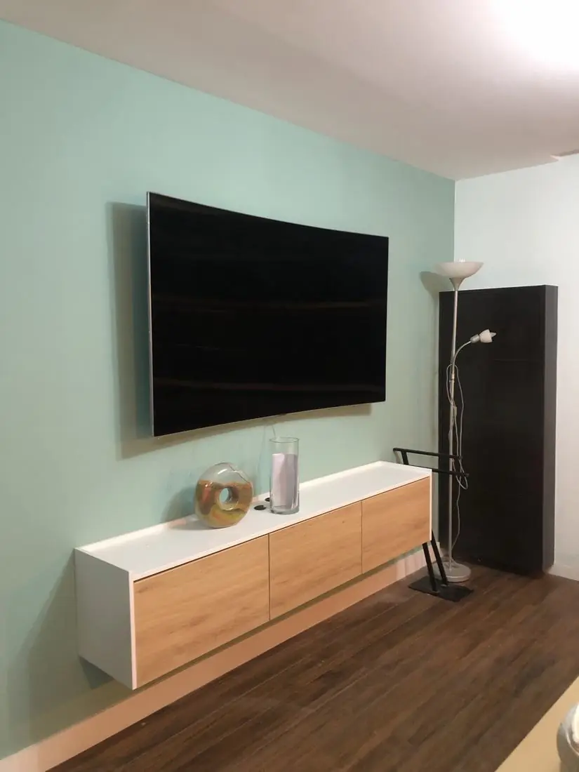 Mueble flotante de TV a medida con frentes de madera