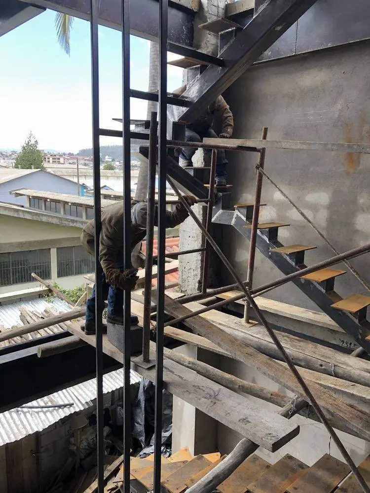 Edificio El Labrador, soldadura de la escalera metálica