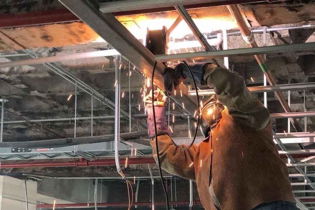 Edificio de la Contraloría, soldadura de la estructura metálica del cielo raso