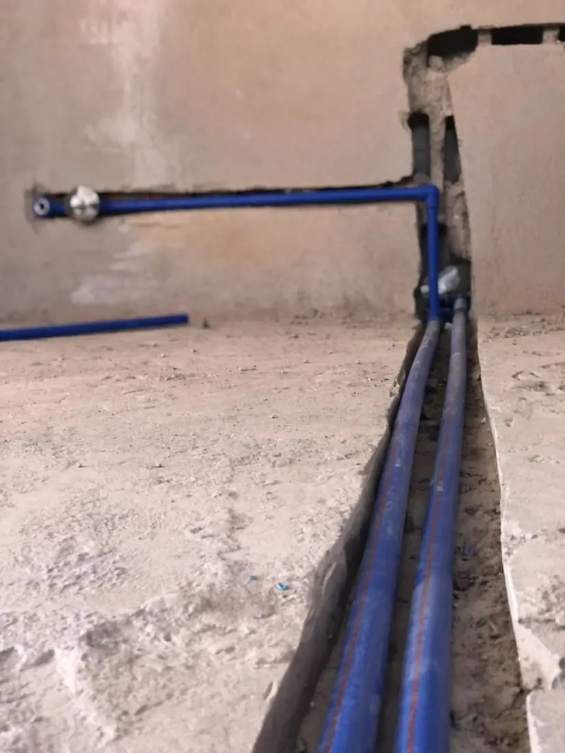 González Suárez, tubería de agua nueva empotrada en piso y pared