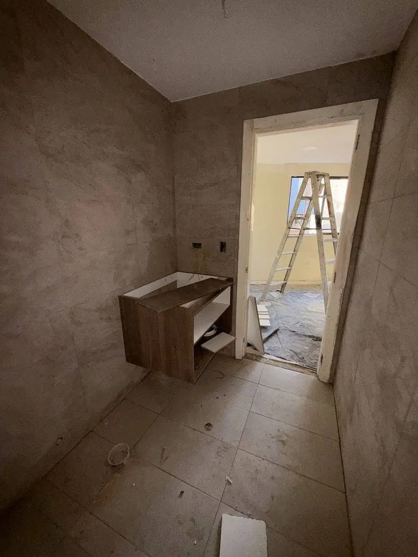 Quito Tennis, baño revestido en porcelanato con mueble de lavabo flotante