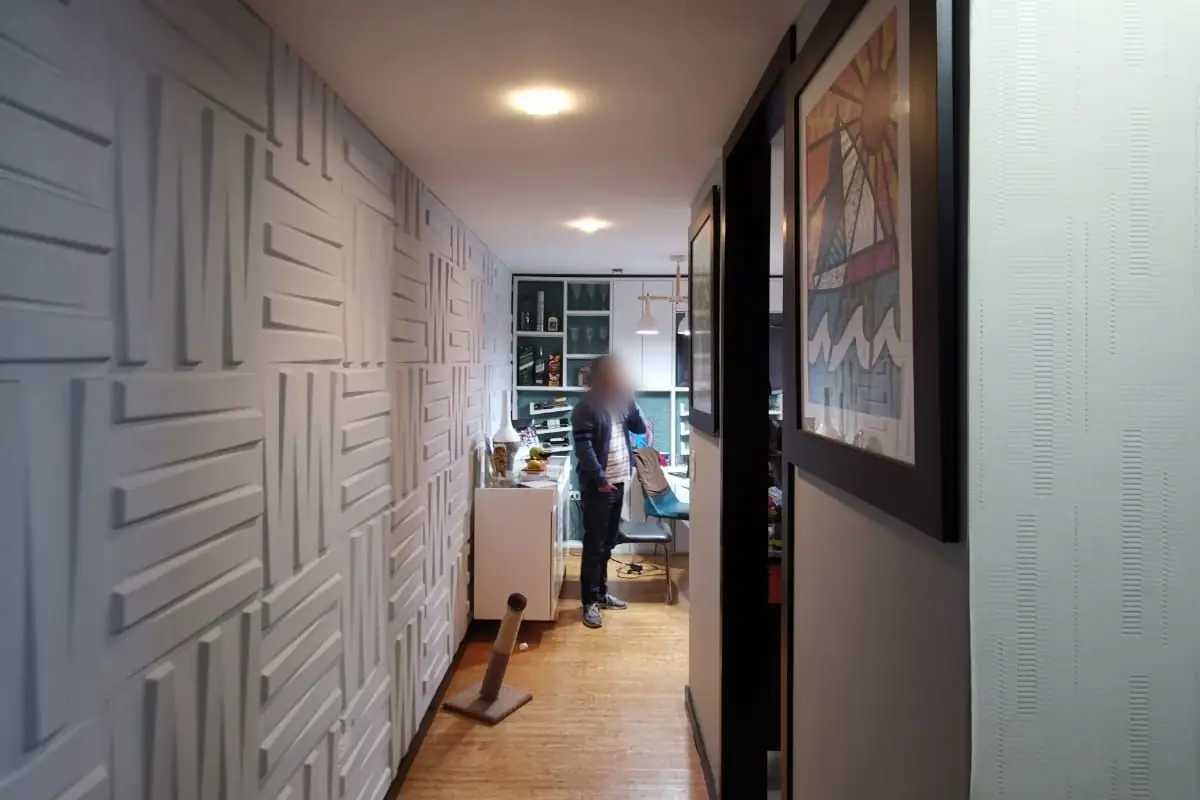 El mismo pasillo antes de la remodelación, con paneles 3D blancos
