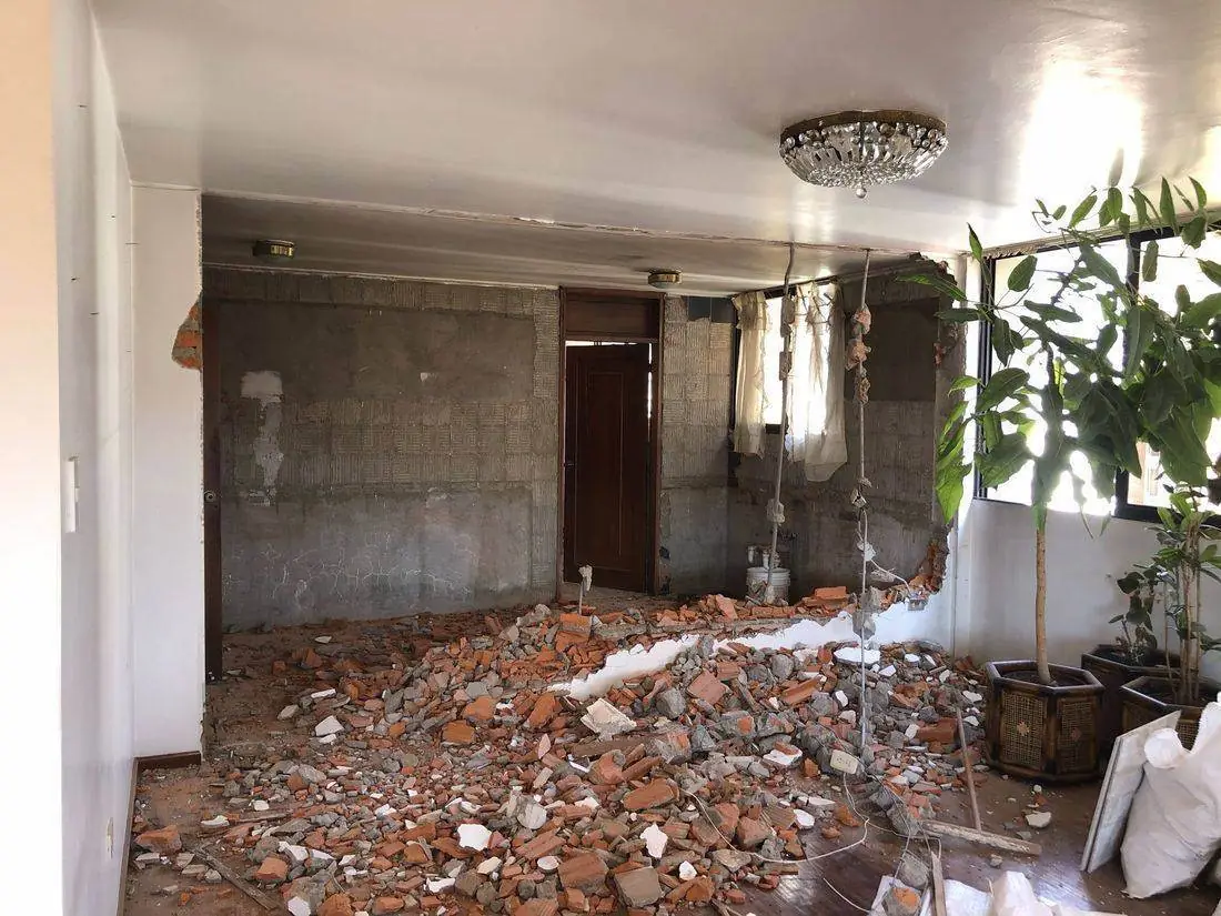 González Suárez, demolición del muro entre cocina y comedor