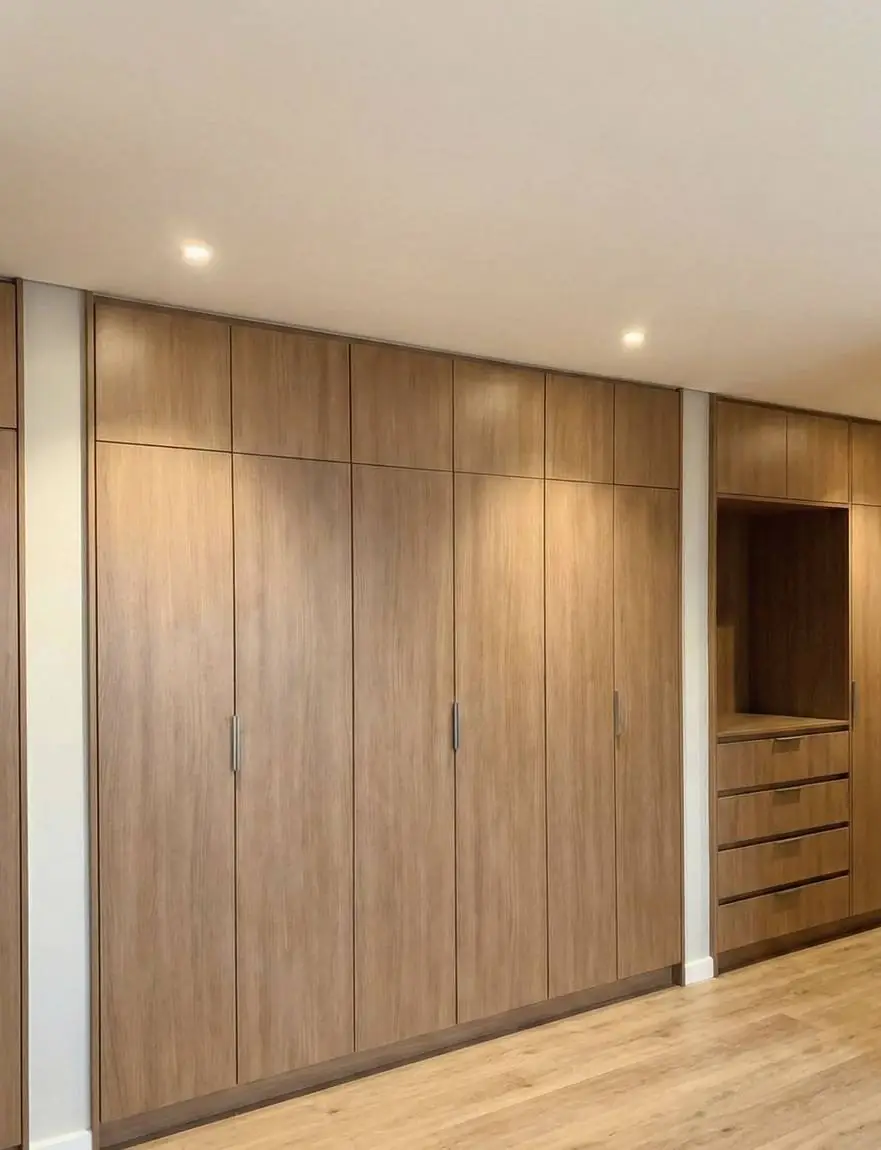 Clósets de piso a techo en madera con cajonera y nicho