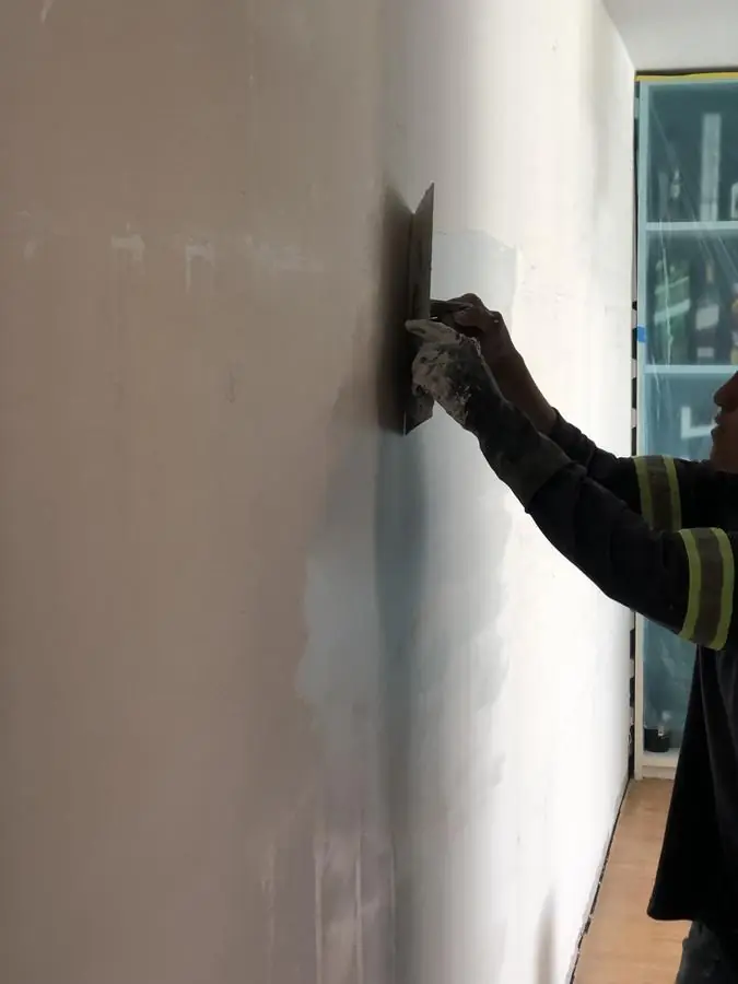 Monteserrín, empaste de paredes antes de pintar