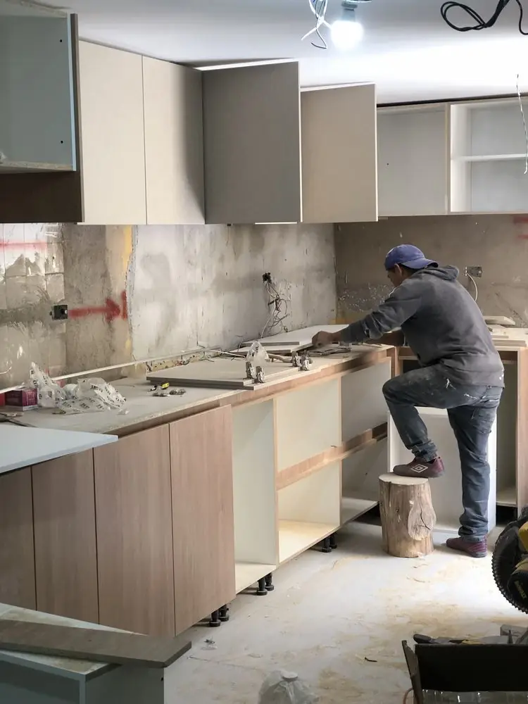 Ampliación de cocina, instalación de muebles altos y bajos