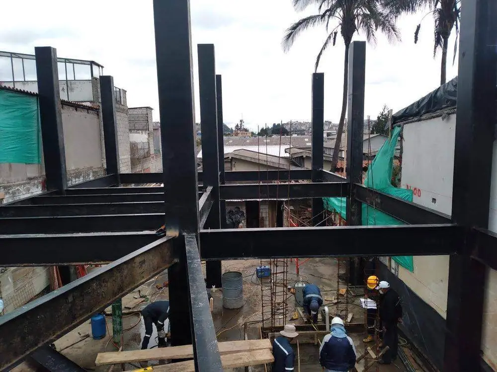 Edificio El Labrador, montaje de columnas y vigas de acero