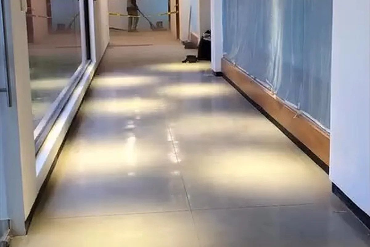 Club de Tenis Buena Vista, pasillo con piso de microcemento