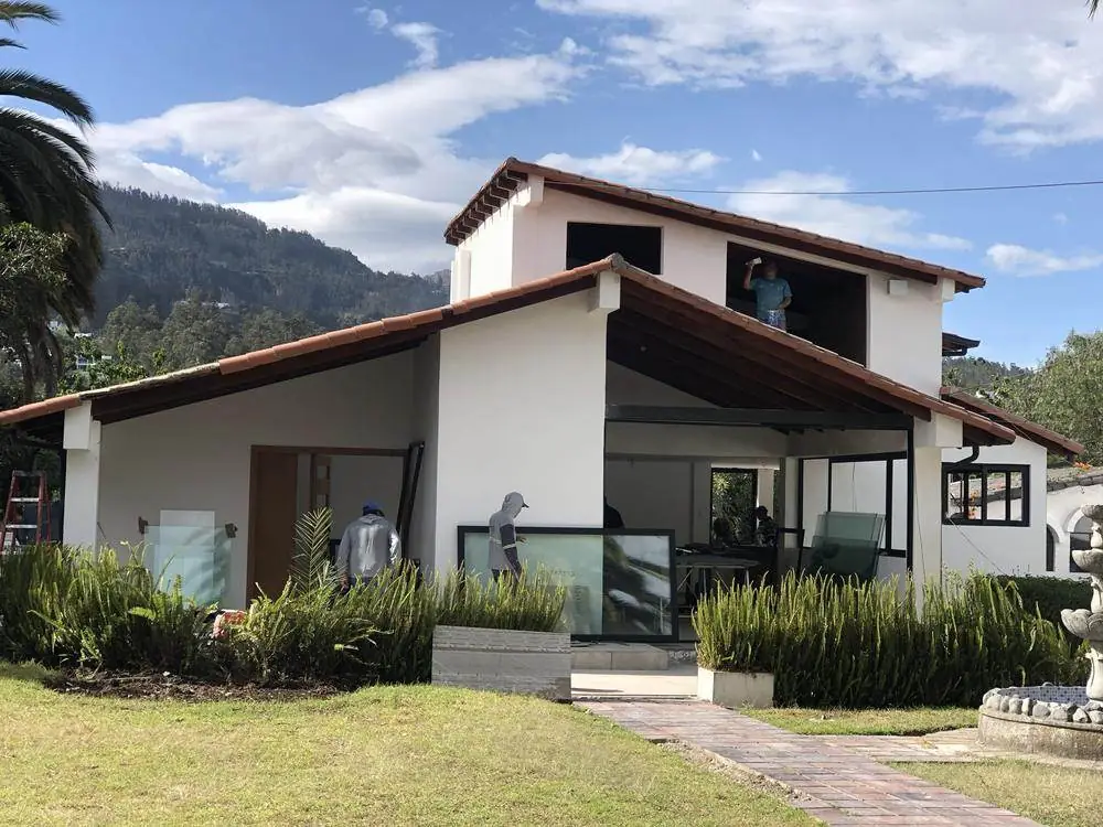 Casa Cumbayá, fachada durante la obra