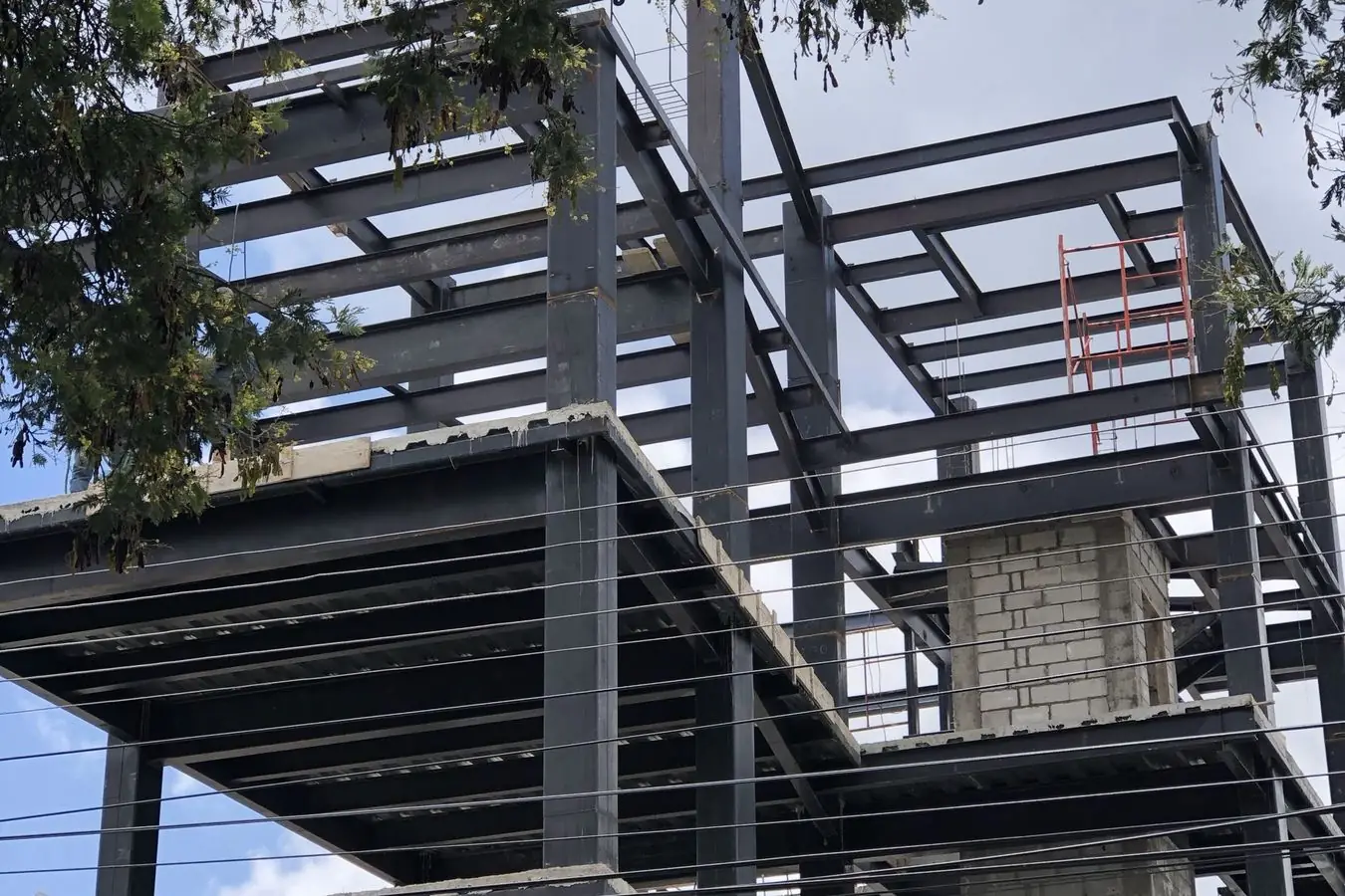 Estructura metálica de un edificio de seis pisos con losas de hormigón en El Labrador, Quito