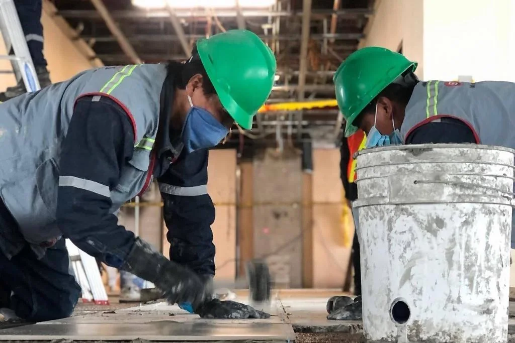 Edificio de la Contraloría, instalación de porcelanato en oficinas