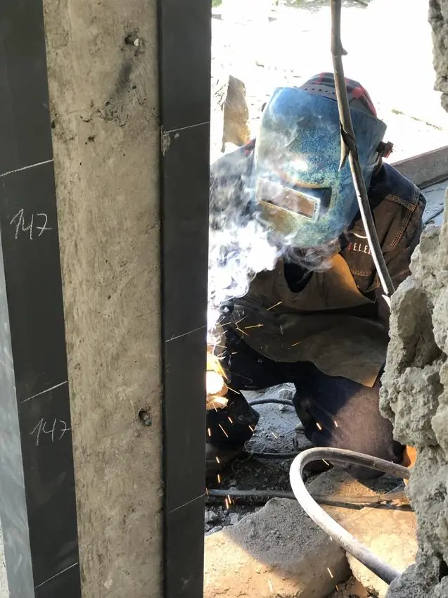 Casa Cumbayá, soldadura de la estructura metálica para los ventanales