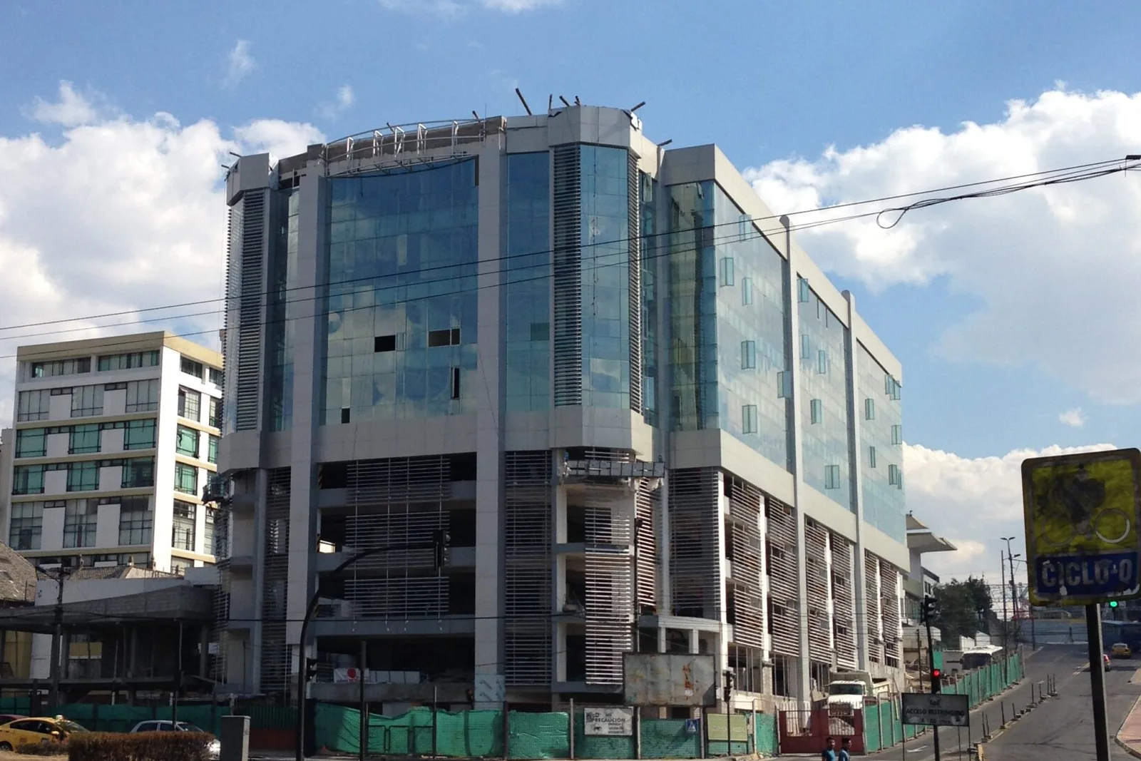 Edificio de la Contraloría General del Estado en Quito, fachada de vidrio y quiebrasoles