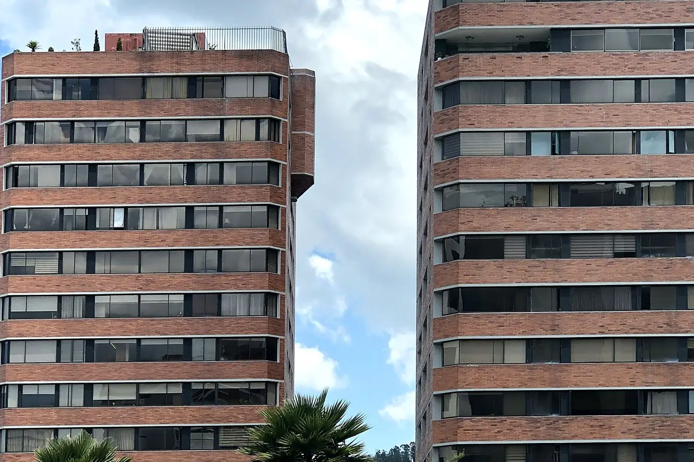 Torres del edificio El Canciller en la avenida González Suárez, Quito, donde HOA Arquitectura remodeló un departamento de 220 m²