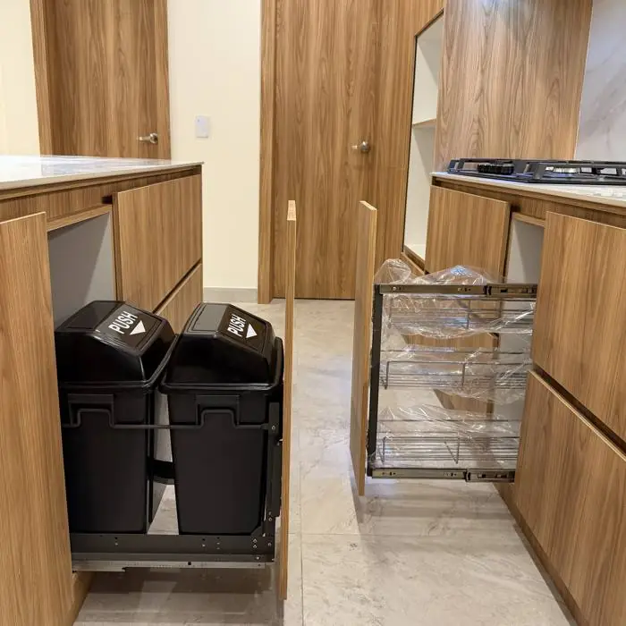 Detalle de muebles con basureros extraíbles y organizador
