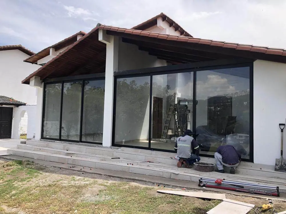 Casa Cumbayá, instalación de ventanales y gradas exteriores