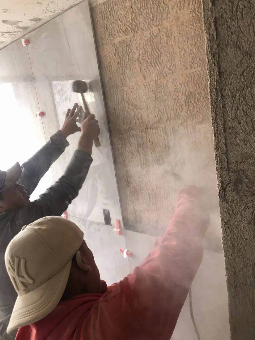 González Suárez, colocación de porcelanato de gran formato en pared