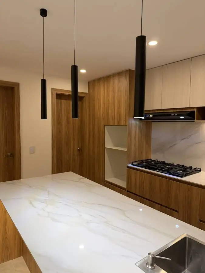 Isla con mesón tipo mármol y muebles a medida