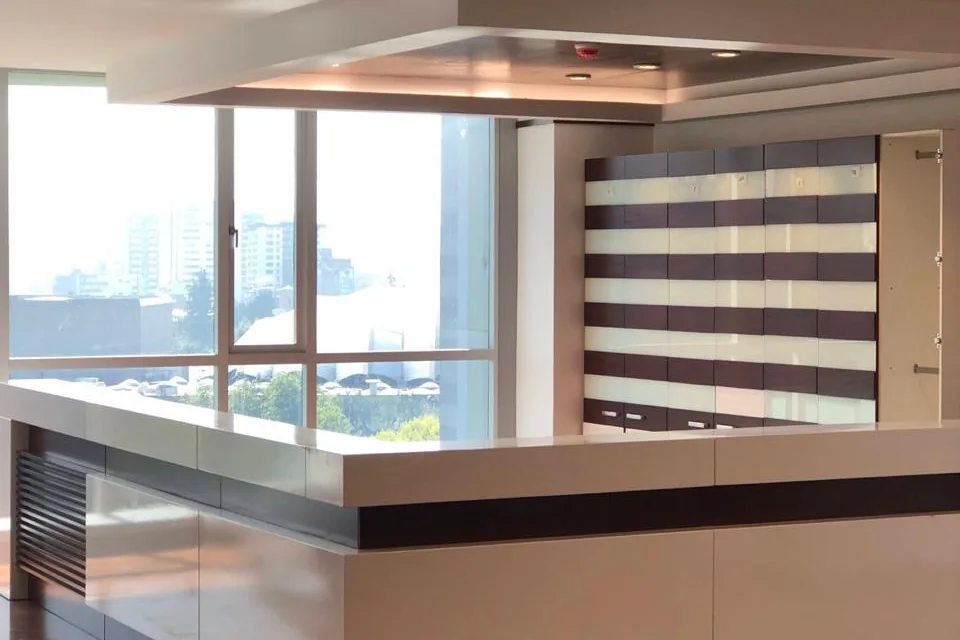 Recepción rehabilitada con mueble a medida y casilleros en el edificio de la Contraloría