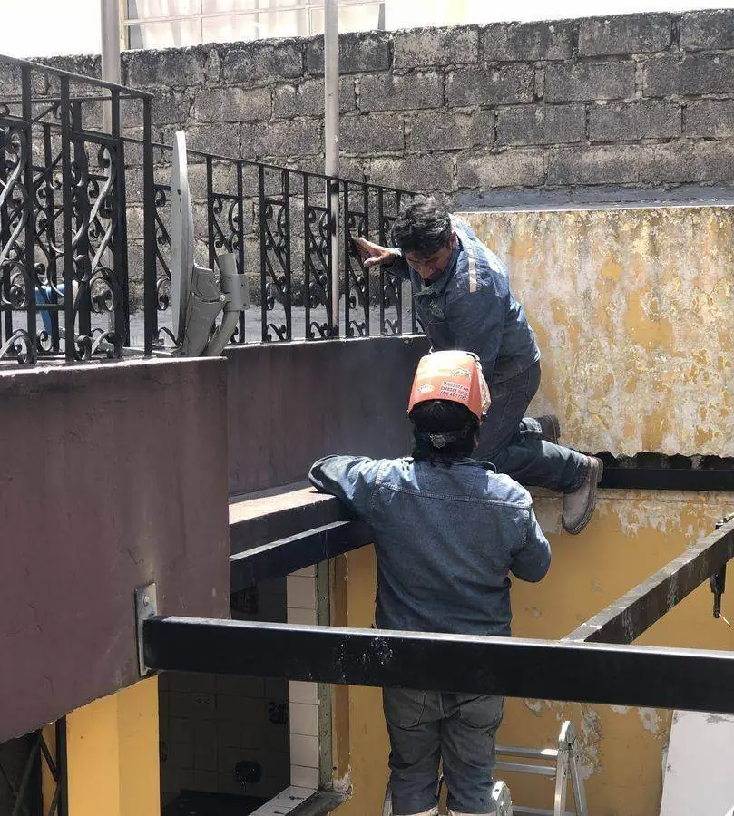 Ampliación de cocina, montaje de vigas metálicas sobre el patio
