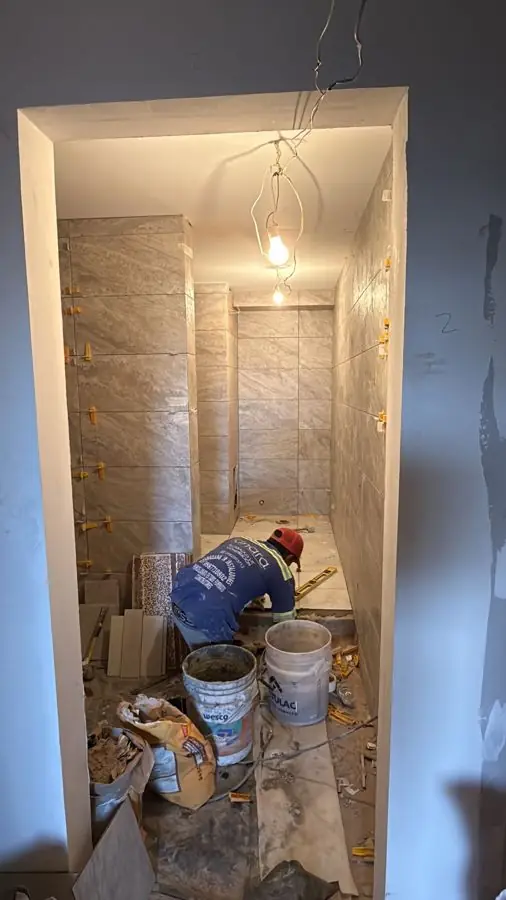 Quito Tennis, colocación de porcelanato en el baño