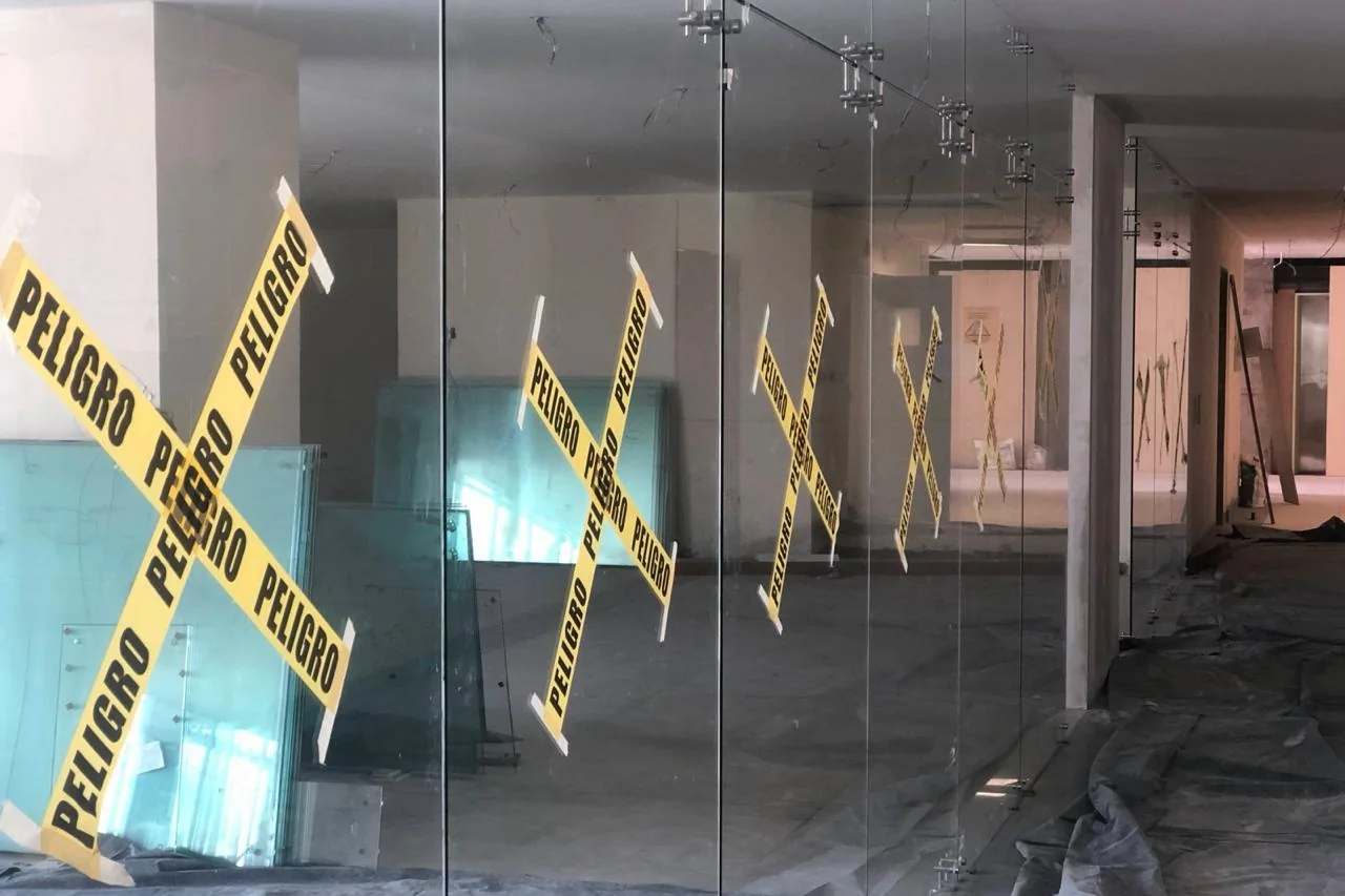 Edificio de la Contraloría, montaje de mamparas de vidrio templado
